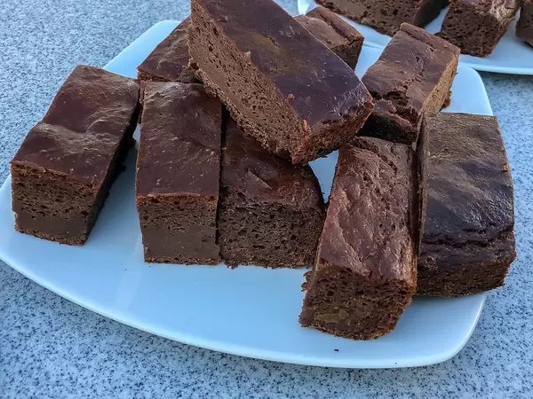 Bananenbrot mit rohem Kakao. Datteln, Kokonusssöl und Dinkelmehl, als ausgewogene Kuchenalternative für eine sportliche, gesunde Ernährung