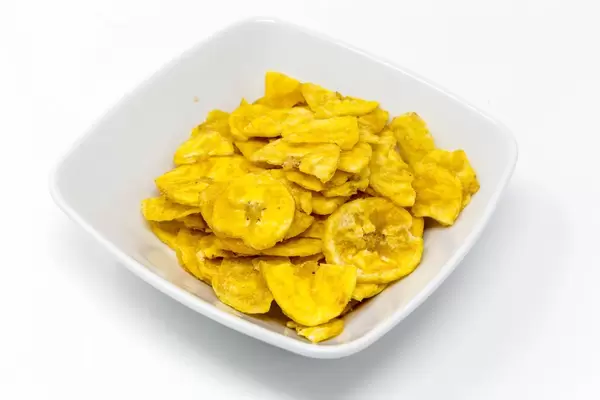 Bananenchips in einer weißen Schale auf weißem Hintergrund