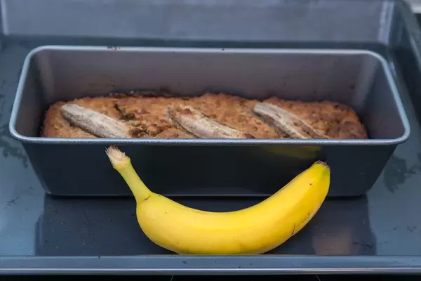 Bananenkuchen gebacken in einer Backform auf einem Backblech