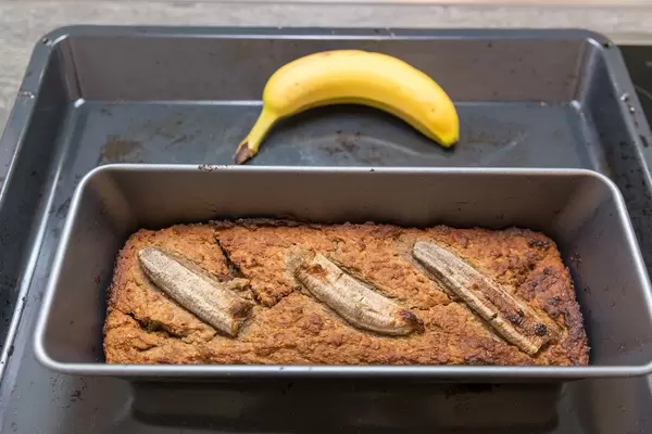 Bananenkuchen in der Backform mit ganzen Bananestücken