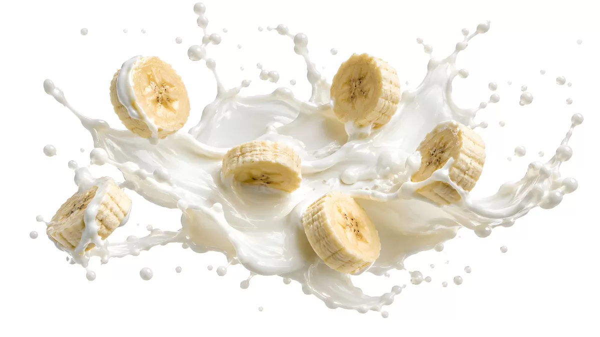 Bananenscheiben spritzen in Milch auf weißem Grund