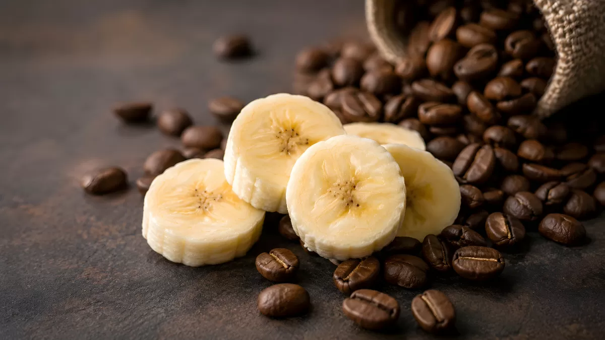 Bananenscheiben und Kaffeebohnen auf dunklem Untergrund
