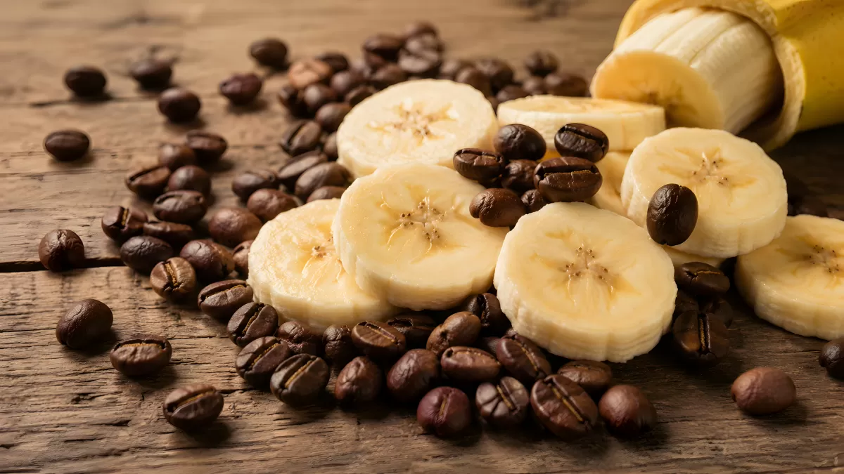 Bananenscheiben und Kaffeebohnen auf Holztisch