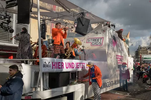 Band Querbeat performt auf dem Wagen von Street Gigs - Kölner Karneval 2018