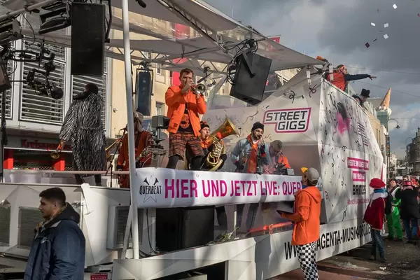 Band Querbeat tritt auf dem Wagen von Street Gigs auf - Kölner Karneval 2018