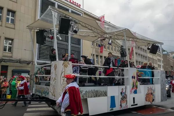 Band tritt auf einem Wagen auf - Kölner Karneval 2018