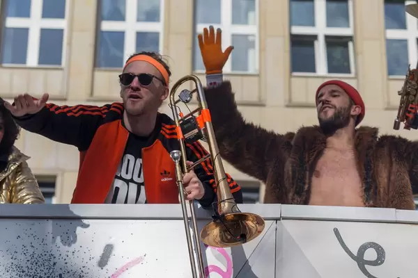 Bandmitglieder von Querbeat treten auf dem Wagen von Street Gigs auf - Kölner Karneval 2018