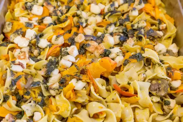 Bandnudeln mit Kürbis, Halloumi und Pesto