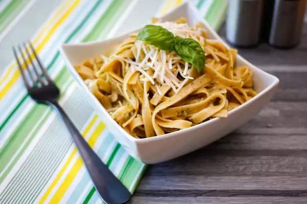 Bandnudeln mit Pesto und geriebenem Käse