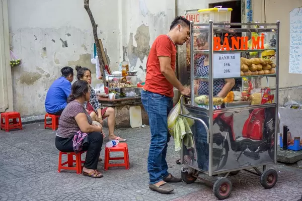 Banh Mi wird von einem Verkäufer auf der Straße in Ho Chi Minh City angeboten