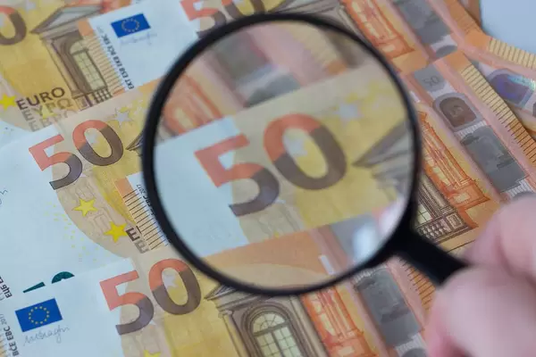 Banknoten unter der Lupe