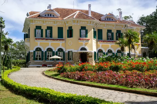 Bao Dai Königspalast Museum mit Garten, Cafe und Park an einem sonnigen Tag in Da Lat, Vietnam