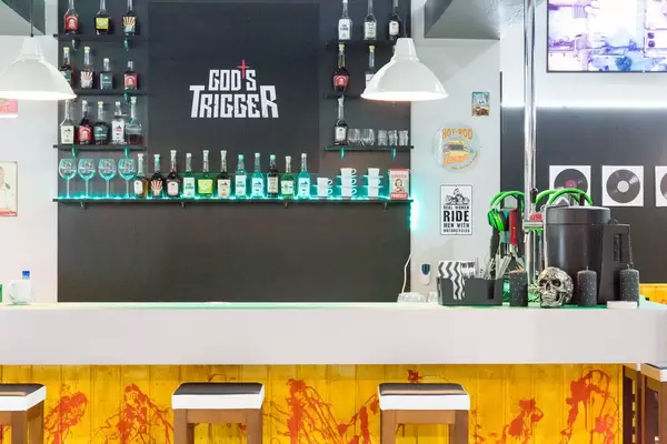 Bar am Messestand von God's Trigger - Gamescom 2017, Köln