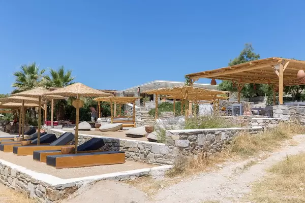 Bar im Paros Park, mit Sonnendeck am Monastiri Beach, Griechenland