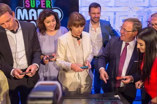 Bär, Reker und Laschet spielen Super Mario Party