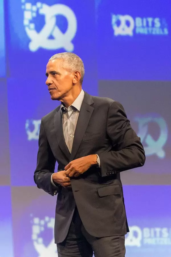 Barack Obama, 44. Präsident der USA, beim zuknöpfen des Jacketts, bei der Gründer-Konferenz Bits & Pretzels, während des Oktoberfests