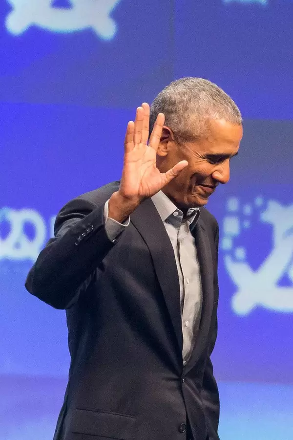 Barack Obama winkt von der Bühne bei der Oktoberfest-Internetkonferenz Bits & Pretzels