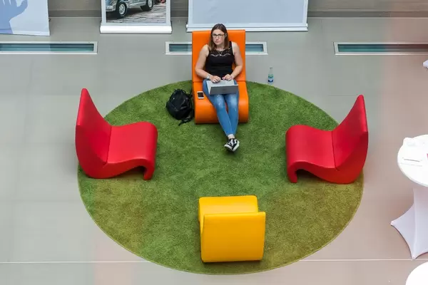 Barcamp 2018 Besucherin mit Laptop auf dem Schoss