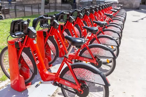 Barcelonas öffentlicher Fahrradverleih von bicing mit mietbaren Rädern am Plaça del Bonsuccés vor dem städtischen Konsulat in Spaniens Hauptstadt