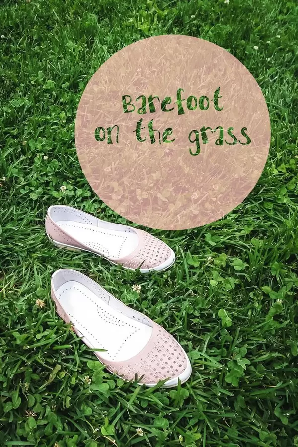 Barfuß über Gras laufen