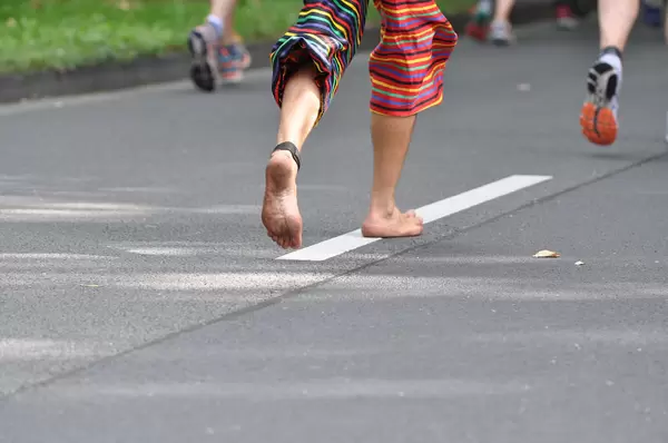 Barfußläufer beim Kölnmarathon