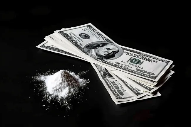 Bargeld und Drogensucht - Soziales Problem in Schwarz-Weiß