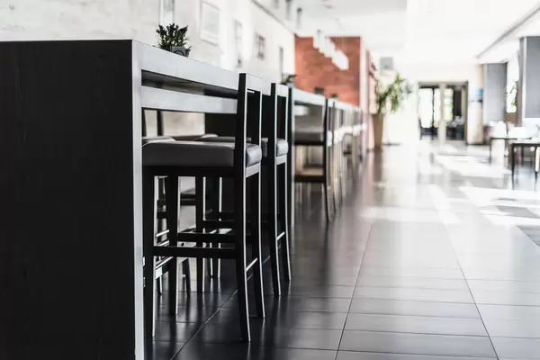 Barhocker an einer Hotelbar