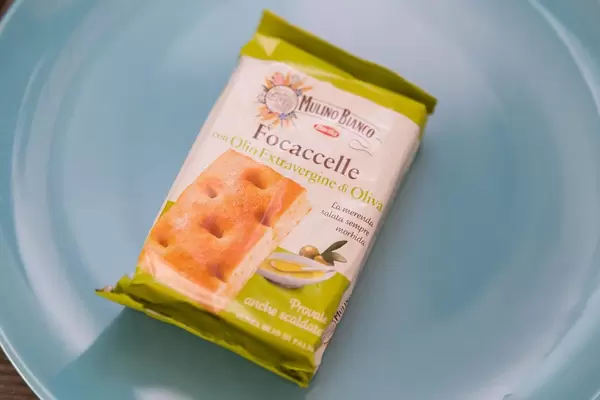 Barilla Focacelle mit Olivenöl verpackt auf einem Teller