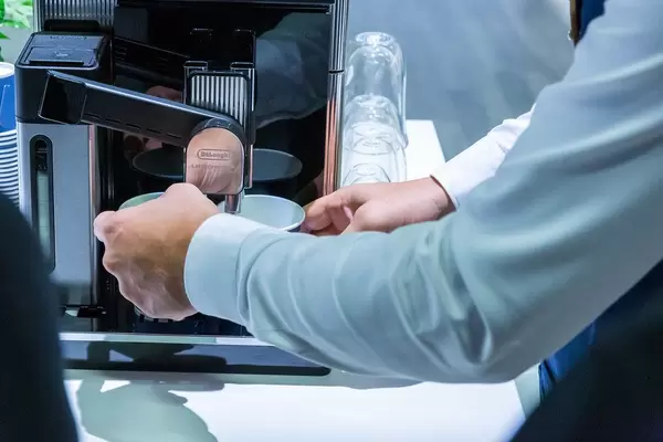 Barista-Vorführung: DeLonghi LatteCrema Kaffeevollautomat mit Milchaufschäumsystem