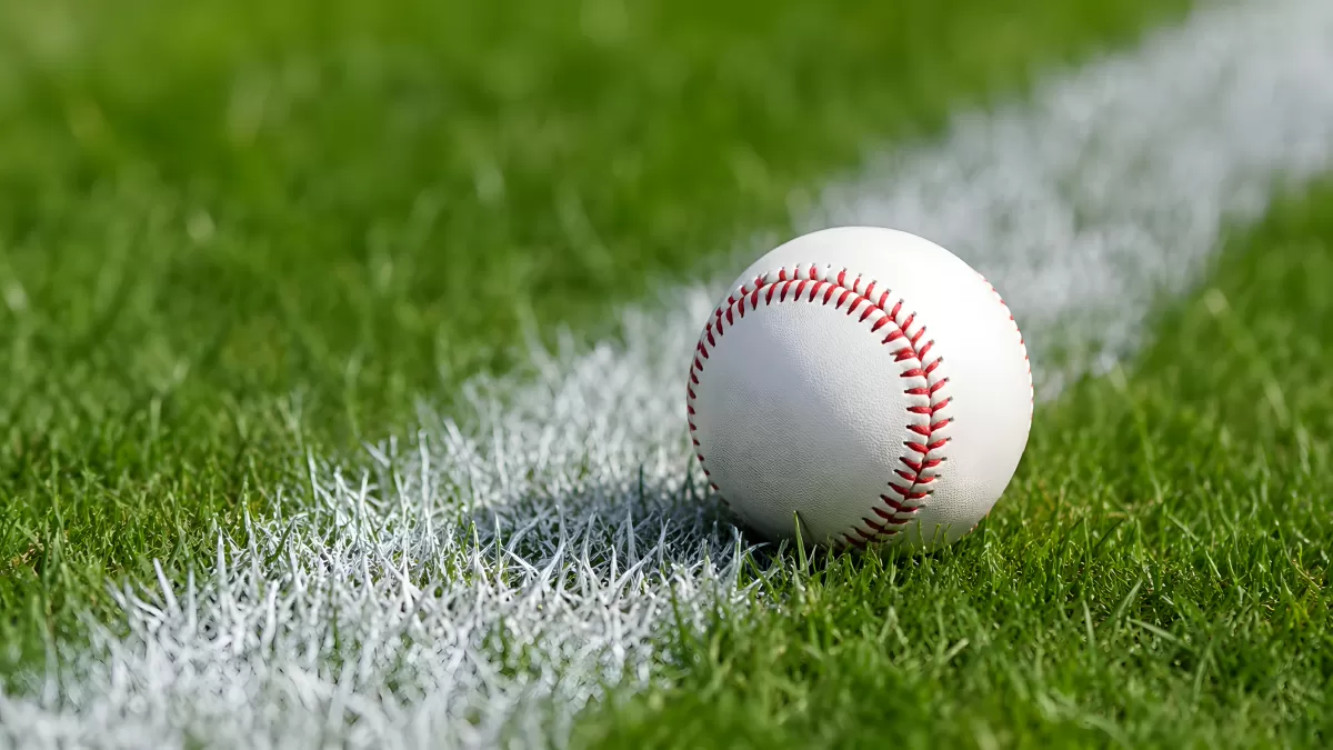 Baseball auf grünem Rasen an der Seitenlinie