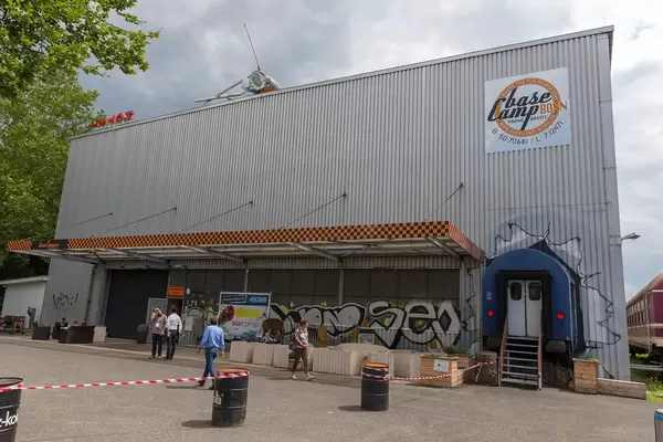 BaseCamp Hostel Bonn, "der verrückteste Campingplatz der Welt" mit Wohnwagen und andere Retro-Fahrzeuge als Indoor-Campingplätze