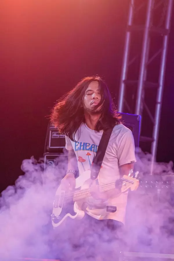 Bassist einer Band auf dem Daydream Festival 2018 in Bacolod