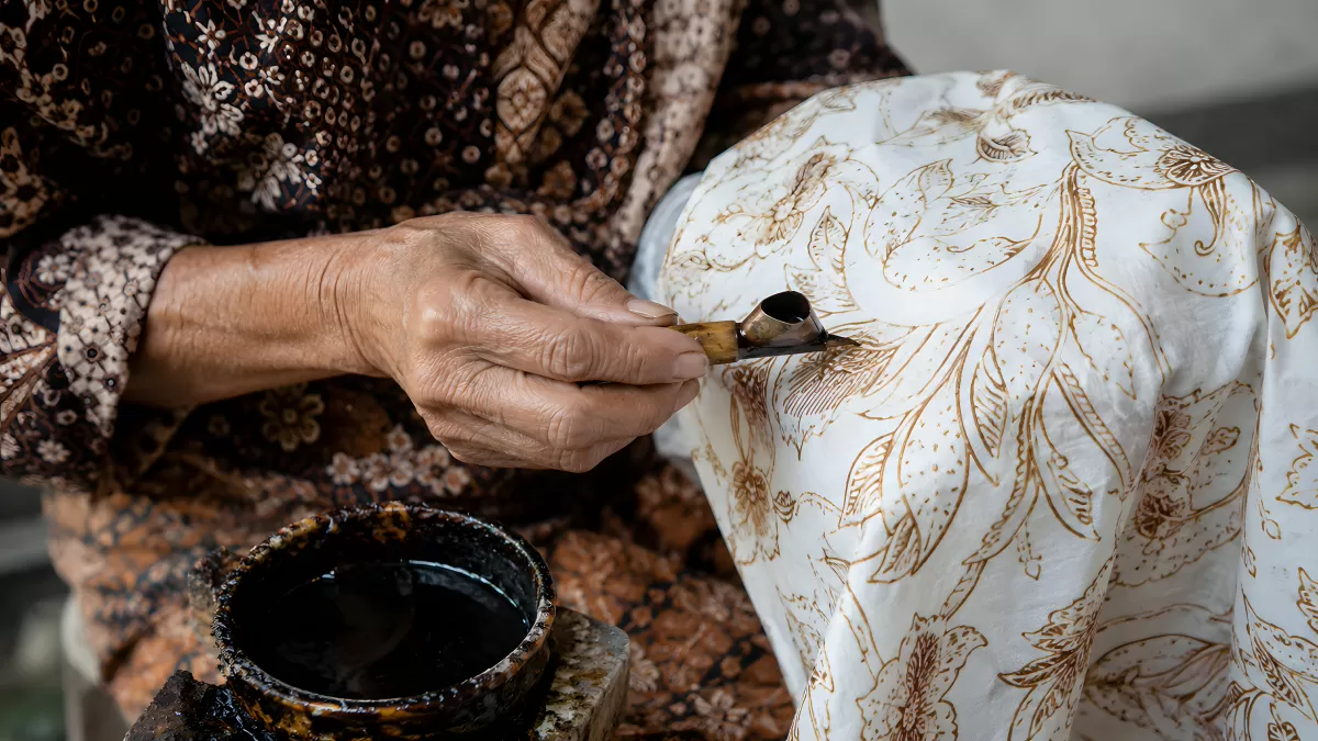 Batik-Kunst: Traditionelles Canting-Werkzeug im Einsatz