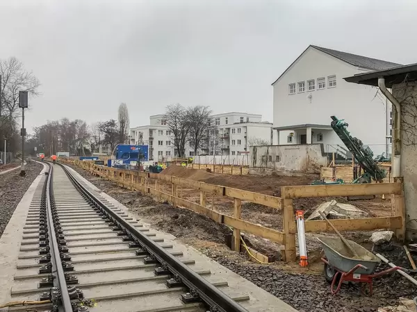Bau neuer Bahnschienen und Baustelle bei Aachener Straße im Kölner Stadtviertel Braunsfeld