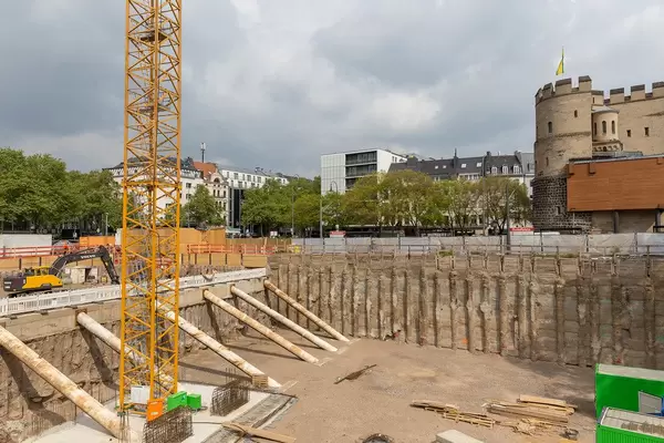 Bauarbeiten auf dem Rudolfplatz im Köln mit der Hahnentorburg im Hintergrund