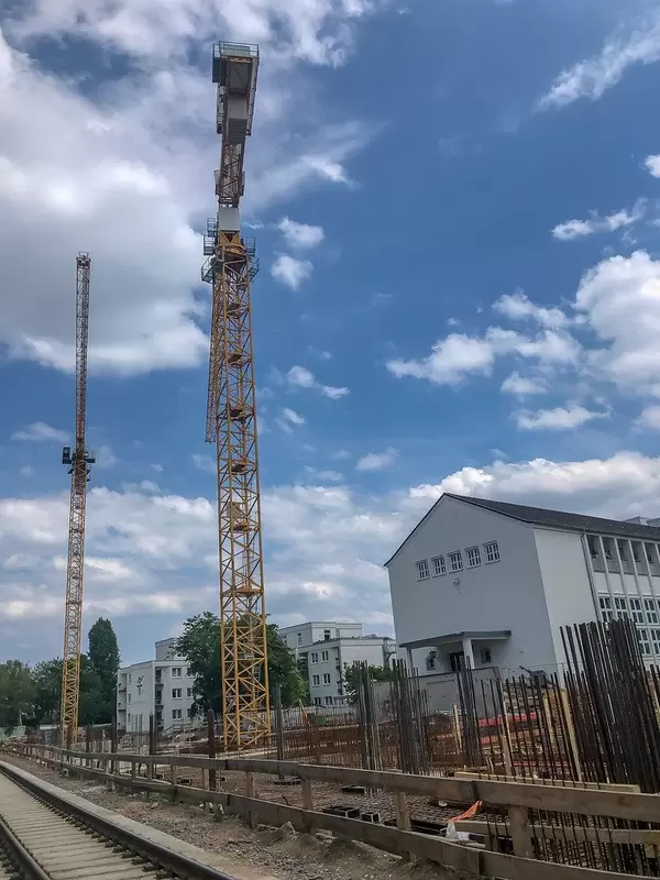 Bauarbeiten mit großen Kran auf der Großbaustelle am Clarenbachstift-Seniorenwohnheim in Köln-Braunsfeld