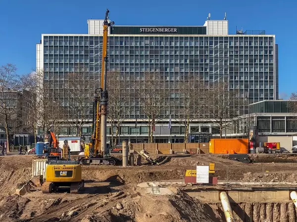 Bauarbeiten vor dem Steigenberger Hotel Köln