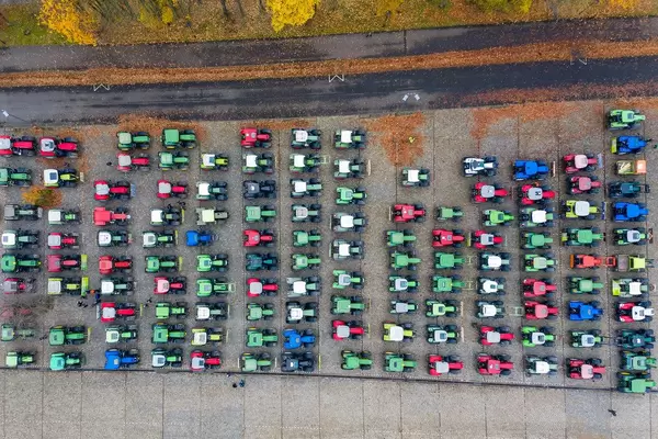 Bauern-Demo aus der Vogelperspektive: Landwirte demonstrieren mit Treckerkonvoi gegen neue Klimaschutz-Auflagen des Umweltministeriums