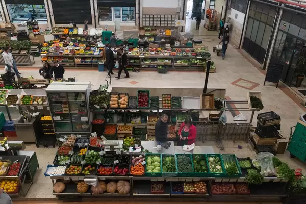 Bauernmarkt mit unterschiedlichstem Obst und Gemüse in Lissabon, Portugal