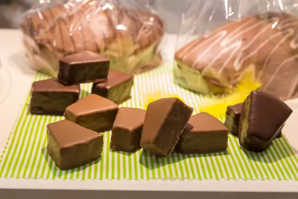 Baumkuchenspitzen mit Schokolade und Baumkuchenteig