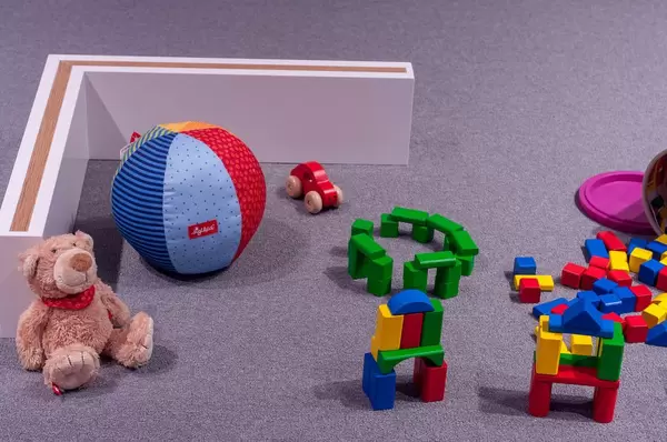 Bauspielzeug, Ball und Plüschbär von Sigikid