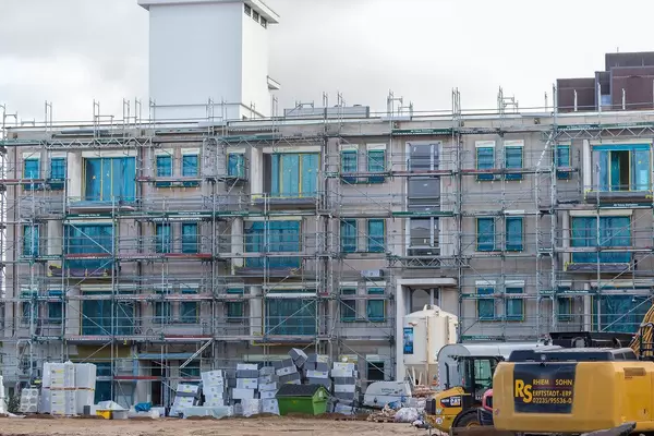 Baustelle in der Stadt: ein Gebäude wird komplett renoviert