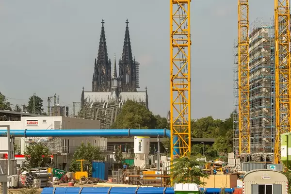 Baustelle Köln mit Dom im Hintergrund