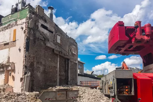 Baustelle mit Bagger auf dem Rudolfplatz Köln