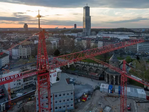 Baustelle zwischen Gereonswall und Kyotostraße mit Colonius und Kölnturm im Hintergrund