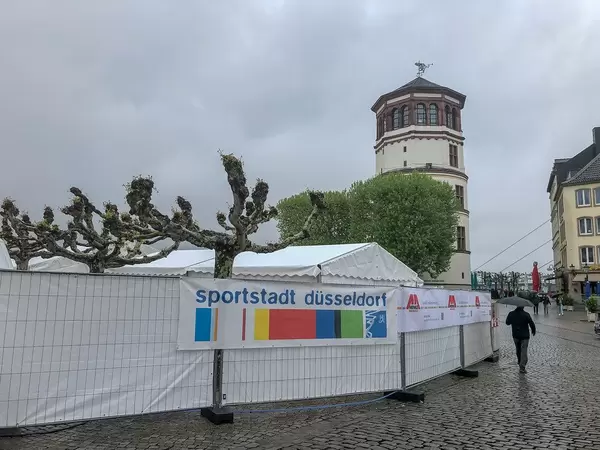 Bauzaun mit Werbebanner für die Sportstadt Düsseldorf, vor dem Schifffahrtsmuseum im Turm des Stadtschlosses am Burgplatz