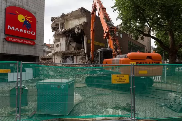 Bauzaun und Bagger am Rudolfplatz