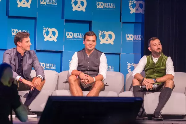 Bavarian Champions: Ryte Mitbegründer Andreas Bruckschlögl, Markus Dickhardt von Roadsurfer und Daniel Krauss von FlixMobility bei Bits & Pretzels