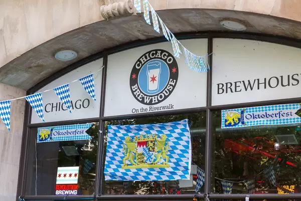 Bayerische Tradition in den USA: Oktoberfest beim Chicago Brewhouse on the Riverwalk