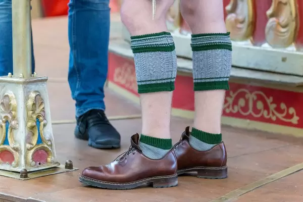 Bayrische Herrentracht mit Loferl (Wadenwärmer) als Festkleidung für das Oktoberfest